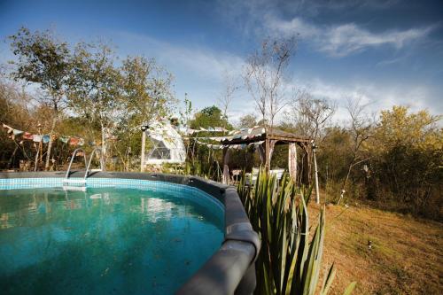 uma grande piscina num quintal com jardim em CastaVerde em Palomas