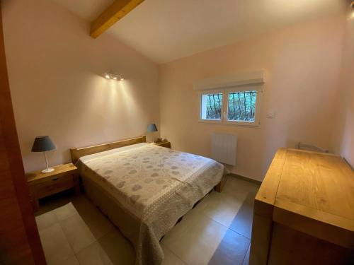 Posteľ alebo postele v izbe v ubytovaní Gîte T2 avec Terrasse et Parking - Proche des Thermes - FR-1-503-147