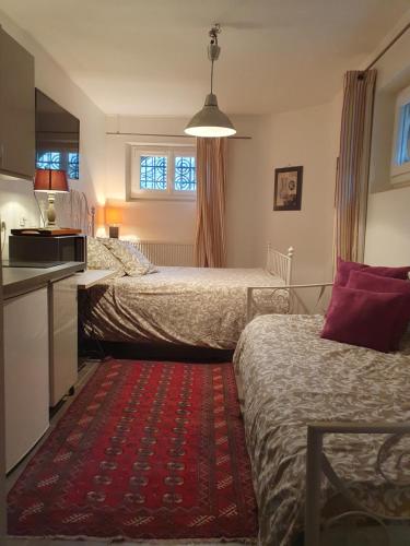 pokój hotelowy z 2 łóżkami i czerwonym dywanem w obiekcie La Romantique w Paryżu