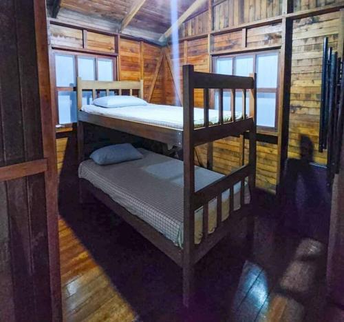 Zimmer mit 2 Etagenbetten in einer Hütte in der Unterkunft Oasis del Bosque 