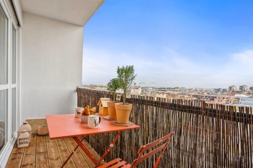 une table sur un balcon avec vue sur une ville dans l'établissement Appartement Scandicci vue fantastique - Welkeys, à Pantin