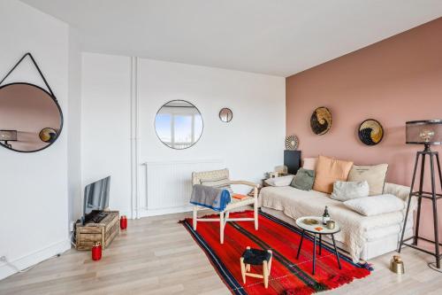 un salon avec un canapé et une table dans l'établissement Appartement Scandicci vue fantastique - Welkeys, à Pantin