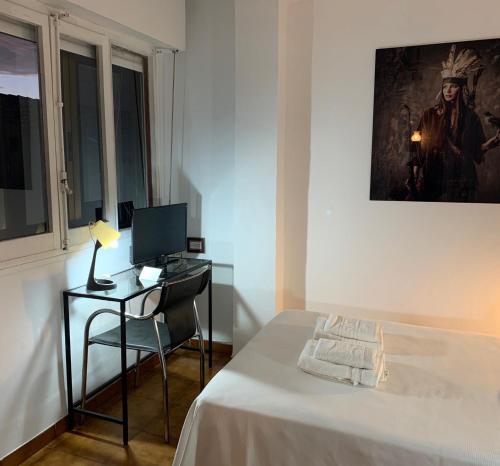 a bedroom with a desk and a bed with a computer at Hotel y Restaurante Puerta de Aranda in Aranda de Duero