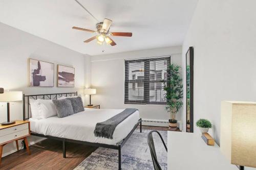 um quarto com uma cama e uma ventoinha de tecto em 1BR Bright and Airy Apt in Hyde Park - Hyde Park 109 and 209 rep em Chicago