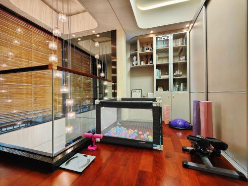 a living room with a fish tank in a room at Mangrove Bay Riverside Hill Riverview B&Bl紅樹灣河畔山河景民宿l豪華五房六床高層山景河景l離華發商都商場和港珠澳大橋及拱北澳門關口10分鐘l離橫琴長隆王國25分鐘l樓下北山古城食街 in Zhuhai