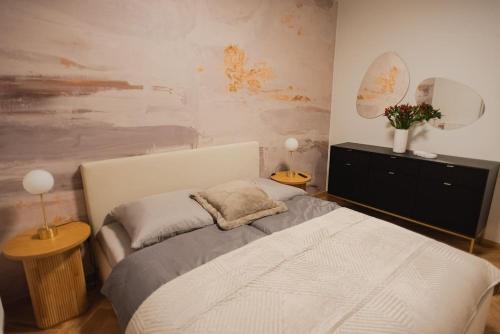 Un pat sau paturi într-o cameră la Gliwice Dickensa 36A Condo