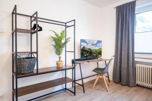 a room with a desk and a chair at Cityapartment Wagner mit Netlix in Bielefeld