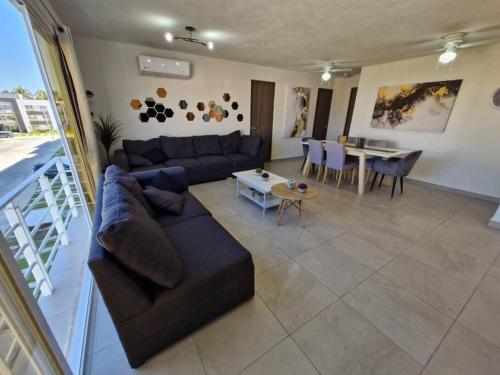 a living room with a couch and a table at Depto. con club de Playa in Acapulco