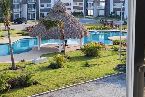 阿卡普爾科的住宿－Depto. con club de Playa，从度假村的阳台上可欣赏到游泳池的景色