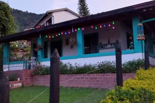 a house with christmas lights on it at casa de campo los gnomos, Venecia in Venecia