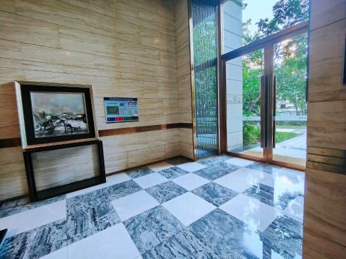 a room with a tiled floor and a window at Mangrove Bay Riverside Hill Riverview B&Bl紅樹灣河畔山河景民宿l豪華五房六床高層山景河景l離華發商都商場和港珠澳大橋及拱北澳門關口10分鐘l離橫琴長隆王國25分鐘l樓下北山古城食街 in Zhuhai