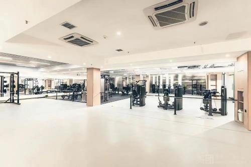 a gym with treadmills and cardio equipment in a building at Mangrove Bay Riverside Hill Riverview B&Bl紅樹灣河畔山河景民宿l豪華五房六床高層山景河景l離華發商都商場和港珠澳大橋及拱北澳門關口10分鐘l離橫琴長隆王國25分鐘l樓下北山古城食街 in Zhuhai