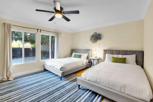 1 dormitorio con 2 camas y ventilador de techo en Forman by AvantStay Pool Near Hollywood Studios, en Burbank