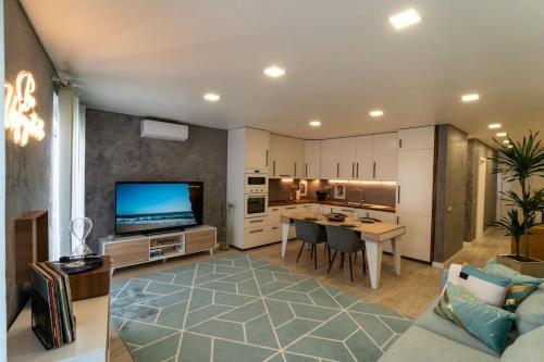 a living room with a kitchen and a dining room at be Unforgettable Apartment in Faro