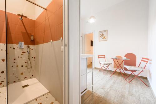 Habitación con pared de escalada y mesa con sillas. en EcoSuite Spaccanapoli, en Nápoles