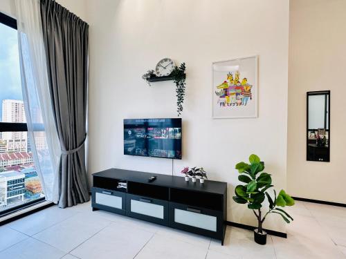 Televisyen dan/atau pusat hiburan di New 2BR OR 3BR Serenity Homestay at Urban Suite by URBAN STAYCATIONS LOD