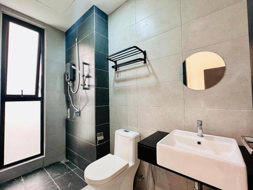 Bilik mandi di New 2BR OR 3BR Serenity Homestay at Urban Suite by URBAN STAYCATIONS LOD