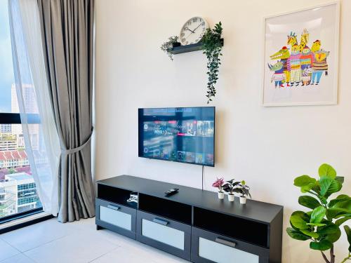 Televisyen dan/atau pusat hiburan di New 2BR OR 3BR Serenity Homestay at Urban Suite by URBAN STAYCATIONS LOD