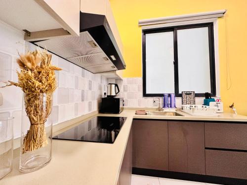 Dapur atau dapur kecil di New 2BR OR 3BR Serenity Homestay at Urban Suite by URBAN STAYCATIONS LOD