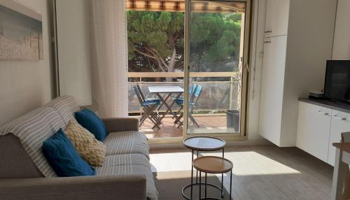 Studio à 100 m du port et 500 m des plages