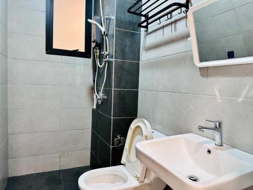 Bilik mandi di New 2BR OR 3BR Serenity Homestay at Urban Suite by URBAN STAYCATIONS LOD