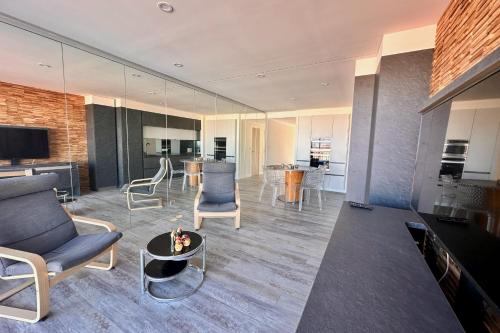 un salon avec un canapé, des chaises et une table dans l'établissement LES PIEDS DANS L'EAU - Magnifique P2 proche de la mer, au Grau-du-Roi