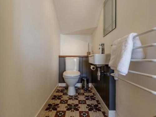 a small bathroom with a toilet and a sink at 3 Bed in Crieff 78313 in Madderty