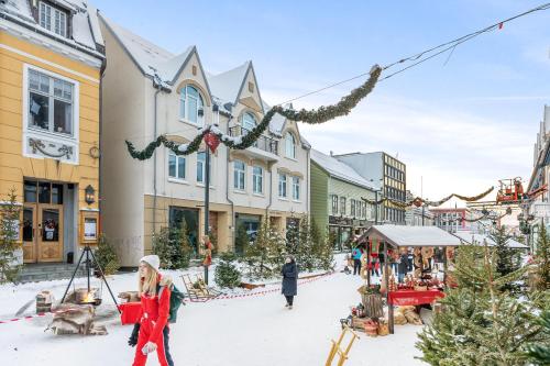 een kerstmarkt in een stad met kerstbomen bij Arctic Homes - Premium Retreat in Tromsø