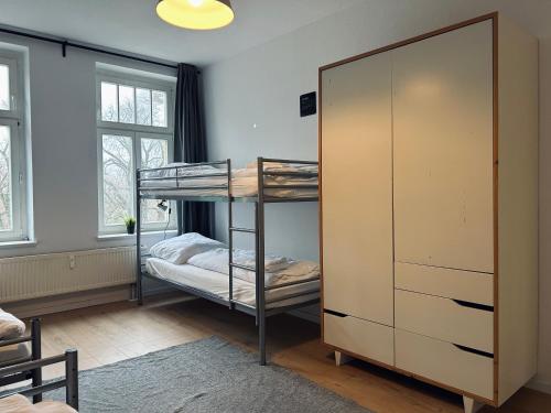 um quarto com 2 beliches e um closet em 2 Schlafzimmer-Balkon-Küche-Parkplatz-Designerbad em Leipzig