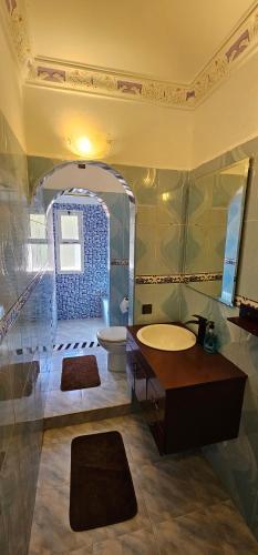 uma casa de banho com um lavatório e um WC em Top Ourika em Aghbalou