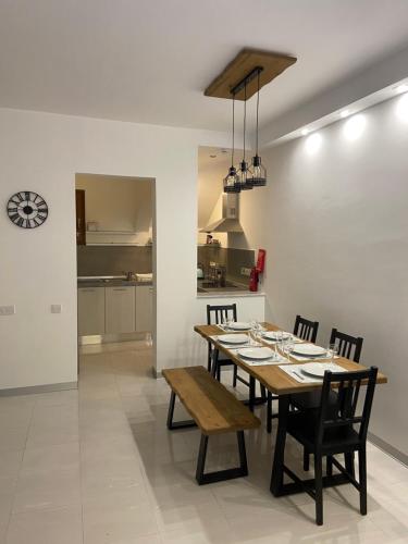 jadalnia i kuchnia ze stołem i krzesłami w obiekcie Fort Chambray, Blissful Escape w mieście Għajnsielem