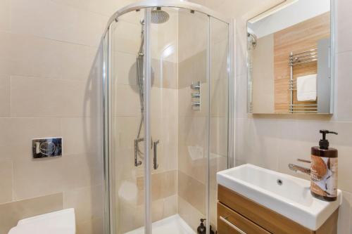 La salle de bains est pourvue d'une douche et d'un lavabo. dans l'établissement The Mitchell, à York