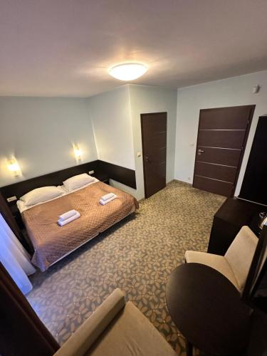 a hotel room with a bed and a chair at Baltic Sun SPA in Rewal