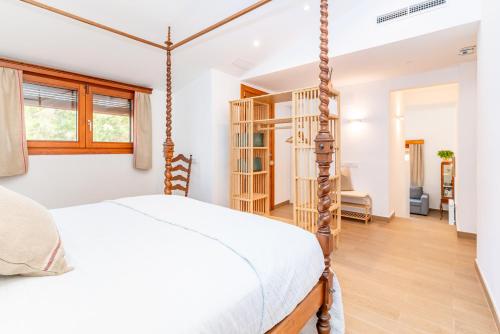 ein Schlafzimmer mit Schaukelbett und ein Wohnzimmer in der Unterkunft El Huerto - Großzügiges Appartment in Katalanischer Masia in Sant Iscle de Vallalta