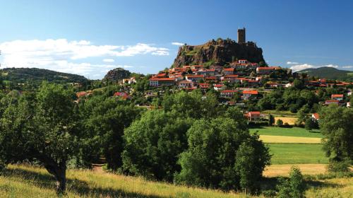 a village on top of a hill with trees at La Suite Rosièroise in Rosières