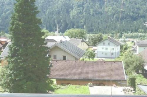 a group of houses in a town with a tree at Helle Wohnung mit modernen Flair in Steinfeld