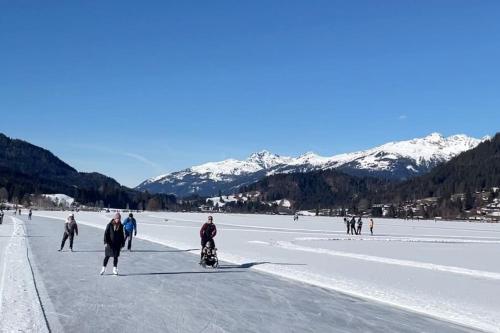 a group of people walking on the ice at Helle Wohnung mit modernen Flair in Steinfeld