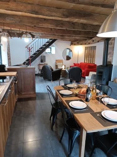 une grande salle à manger avec une table et des chaises dans l'établissement ETABLE DE LILOU, à Sébrazac