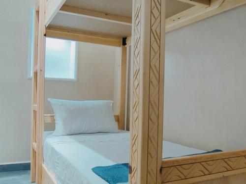 um quarto com um beliche e uma almofada branca em Tayyurt spots em Tama ou Ennza