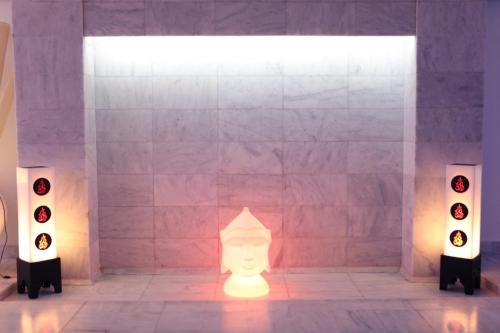 a light in a room with two traffic lights at Cesar Resort & Spa in Marrakech