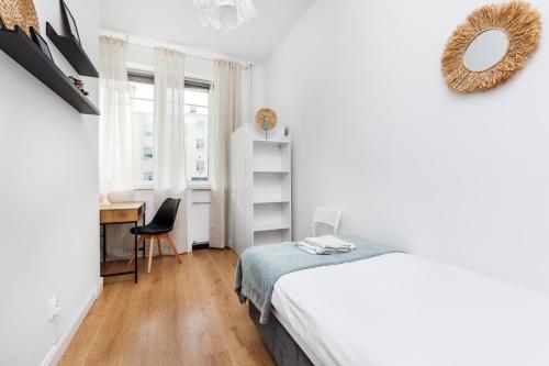 Un dormitorio con una cama y un escritorio y una ventana. en Prime Home CENTRUM 2, en Gdynia