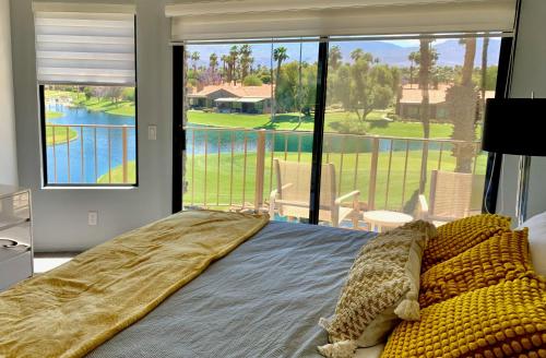 een slaapkamer met een bed en uitzicht op een zwembad bij The View/Palm Desert Boutique Inn in Palm Desert