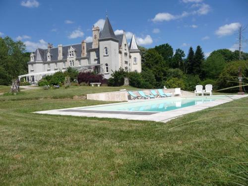 Saint-GoazecにあるLodge Kervoazec - Château de Kervoazecの大きな家(目の前にスイミングプールあり)