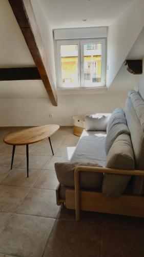 un salon avec un canapé et une table dans l'établissement Petit Studio Cannes - 5min Plages & Gare & Palais des Festivals - Climatisation, à Cannes