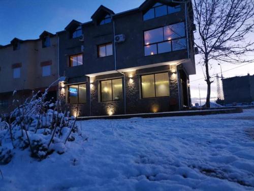 a house in the snow with lights on it at زاوية سيدي عبد السلام افران in Ifrane