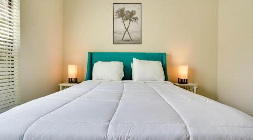 uma grande cama branca num quarto com 2 candeeiros em Pool, Gym - Cozy Apartment Oasis em Suwanee