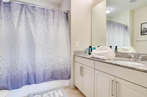 uma casa de banho com um chuveiro, um lavatório e um WC. em Pool, Gym - Cozy Apartment Oasis em Suwanee