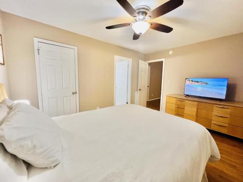 מיטה או מיטות בחדר ב-Cozy 4 bedroom Cottage by Duke Raleigh Hospital