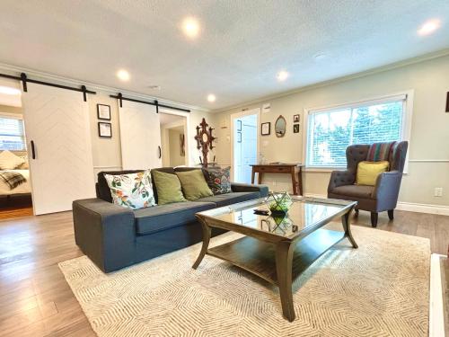 Sala de estar con sofá azul y mesa de centro en Addison House License #041-2021, en Niagara on the Lake
