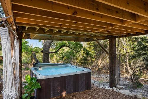 Kolam renang di atau dekat dengan Treehouse Glamping at Pecan Haven W Hot Tub
